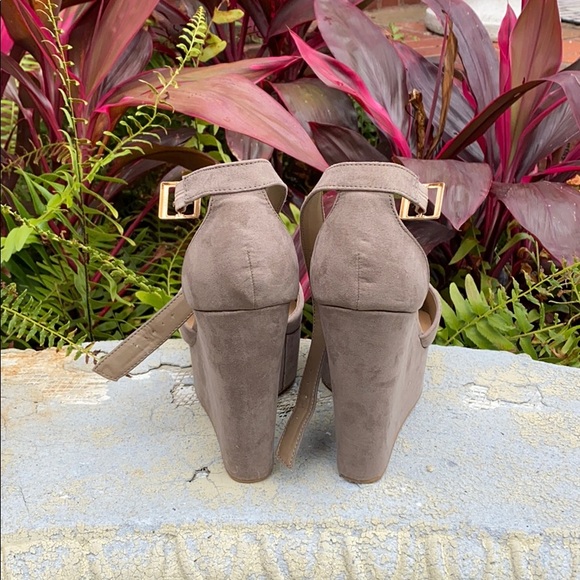 Light brown/taupe heels - Picture 3 of 3